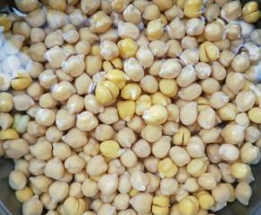 提前一晚上泡好鹰嘴豆，泡开后如图，泡后鹰嘴豆重量350克。