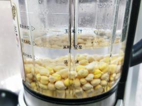 加650克水至破壁机米糊豆浆最大水位处。