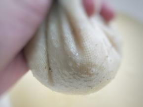 为了追求细腻口感，倒出豆糊后，用纱布过滤一下，用力挤豆糊让豆渣留纱布中。