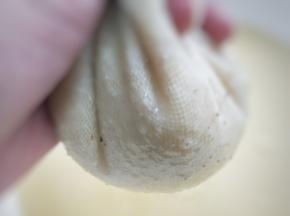 为了追求细腻口感，倒出豆糊后，用纱布过滤一下，用力挤豆糊让豆渣留纱布中。
