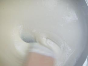 倒入不粘锅中【我个人建议用不粘锅，不容易糊锅】小火，做画圈运动不停推动豆糊熬煮。