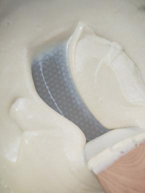 再熬煮到浓稠，推开锅底是这样。