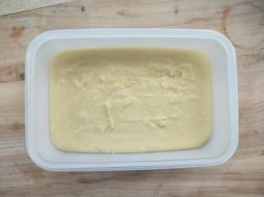 把豆糊倒入干净的无水无油的容器中，静置1-2小时等待凝固。