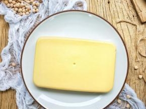 凝固后倒扣，豆糊就出来了。