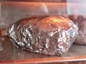 烤箱预热，190度10分钟，取出翻面，再烤10分钟。