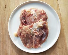 去骨鸡腿排洗净。