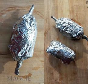 把捆好的鸡腿卷用锡纸包好，像糖果一样两端反向卷紧，也可以像包包裹一样，四面包好，反正随意好了。 ～如果前一个步骤不想绑棉线的话，这个步骤就一定要卷紧，不可以随意了！