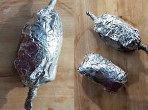 把捆好的鸡腿卷用锡纸包好，像糖果一样两端反向卷紧，也可以像包包裹一样，四面包好，反正随意好了。 ～如果前一个步骤不想绑棉线的话，这个步骤就一定要卷紧，不可以随意了！