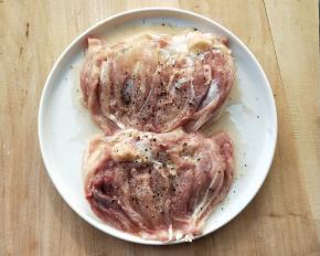 在肉表面用刀划开几刀，把肉厚的地方划薄，用少许盐、料酒、黑胡椒碎腌制一会。