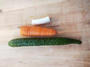 准备黄瓜，胡萝卜，葱，洗净。