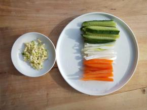 黄瓜胡萝卜葱切段，蒜切末。