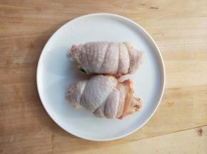 把鸡腿排用手卷起来，再用细棉线绑好，棉线的作用是用来固定鸡腿卷的。