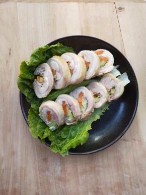 取出稍微放凉，把细棉线剪开，把鸡腿卷切块摆盘，厚薄由己。生菜叶垫底，朋友们随意。