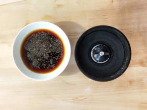 烤鸡腿卷的同时准备好一碗料汁:白糖，蚝油，醪糟，酱油，现磨黑胡椒粒混合搅拌均匀。