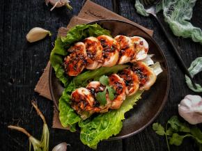 把蒜香酱汁浇在切好的鸡腿卷上，小盆友喜欢就开吃吧！ ～喜辣的朋友可以另外准备一碟辣椒油蘸着吃，很过瘾的