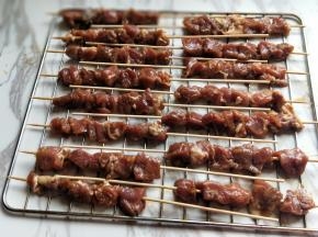 依次整齐摆放在烤网上。