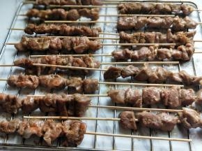 10分钟后取出烤盘，撒上孜然粉，辣椒粉，椒盐粉。
再次送入烤箱烤10分钟。