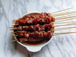 串好的羊肉串。