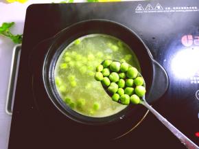 将洗干净的青豆放入煲中