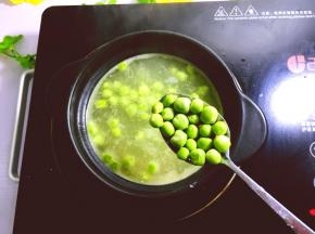 将洗干净的青豆放入煲中