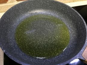 平底锅倒入适量食用油