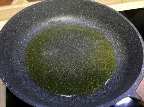 平底锅倒入适量食用油