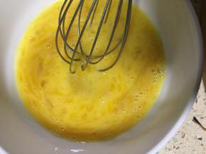 用蛋抽把鹅蛋调匀