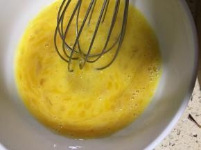 用蛋抽把鹅蛋调匀