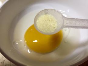 鹅蛋打入碗里，加入适量调味盐