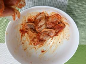 带上一次性手套，给鸡翅按摩三分钟左右，然后盖上保鲜膜腌制三十分钟