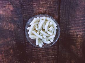 将煮熟的空心粉用冷水冲洗