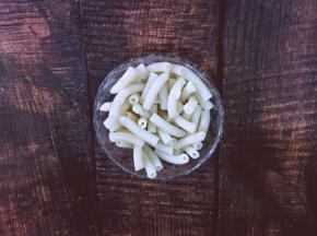 将煮熟的空心粉用冷水冲洗