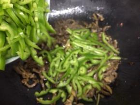 然后放入青椒丝翻炒片刻