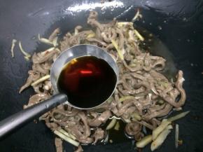 在倒入生抽继续翻炒片刻