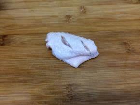 鸡翅中洗干净，在鸡翅中的两边各划两刀