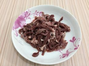 猪心用水冲洗干净，然后切成丝