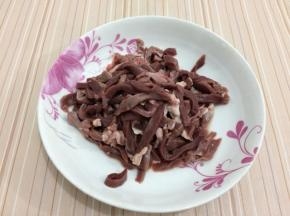 猪心用水冲洗干净，然后切成丝