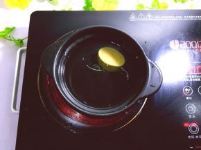 在煲里放清水，将浓汤宝放入