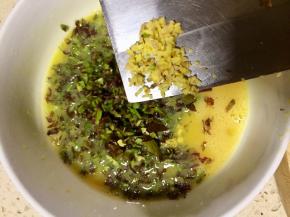 放入剁碎的老姜