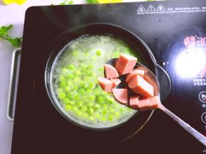 当青豆都浮起来时放入火腿丁