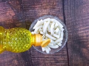 在碗里淋少许油，搅拌一下