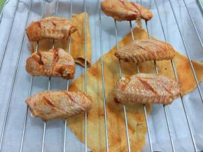 然后放在烤网上，在放入提前预热好的烤箱中，中层170度烤大概40分钟左右