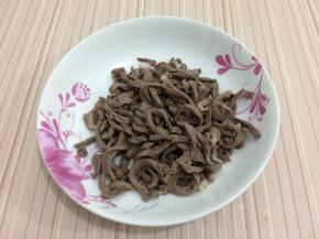 然后捞出用水在冲洗一下，捞出沥干水分