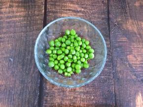 将青豆剥去外壳洗干净装碗