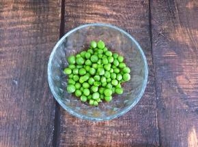 将青豆剥去外壳洗干净装碗