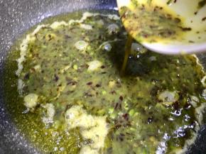 中高火，油温6成热时倒入鹅蛋混合液