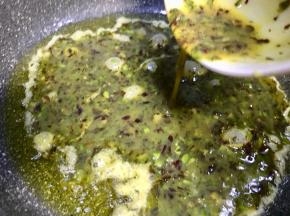 中高火，油温6成热时倒入鹅蛋混合液