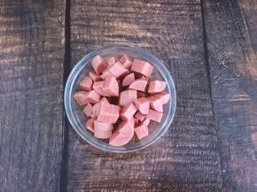 将火腿切均匀小丁装碗备用