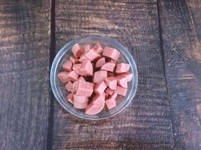 将火腿切均匀小丁装碗备用