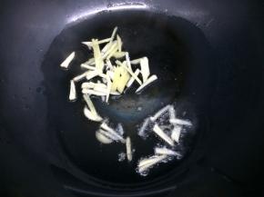 炒锅里加入适量的油烧热后，将姜蒜丝放入锅中炒香